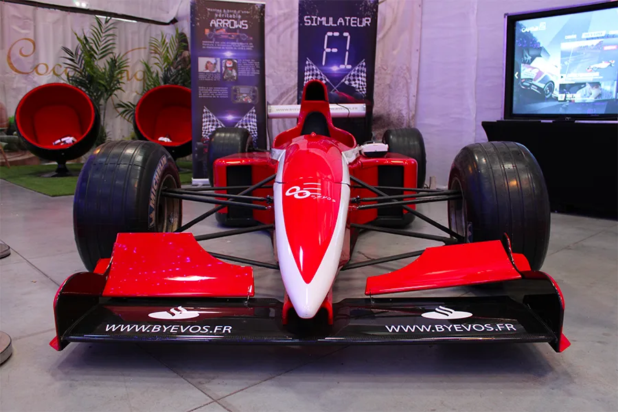 Monoplace rouge et blanche vue de face, aileron avant et écran derrière